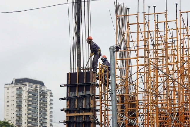Foto - Migrantes estrangeiros Construção Civil