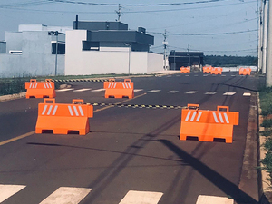 Foto - Barreira de Plástico New Jersey para Sinalização de Tráfego Viário
