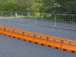 Foto - Barricada de Proteção Tipo Grade Metálica e Plástico Rotomoldado com Fita Refletiva
