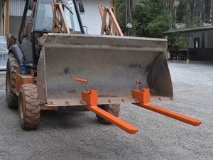 Foto - Garfo Pallet para Retroescavadeira Fabricado pelo Grupo IW8 de Santa Catarina