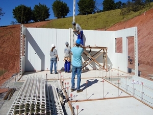 Foto - Placa de PVC para Construção de Casas